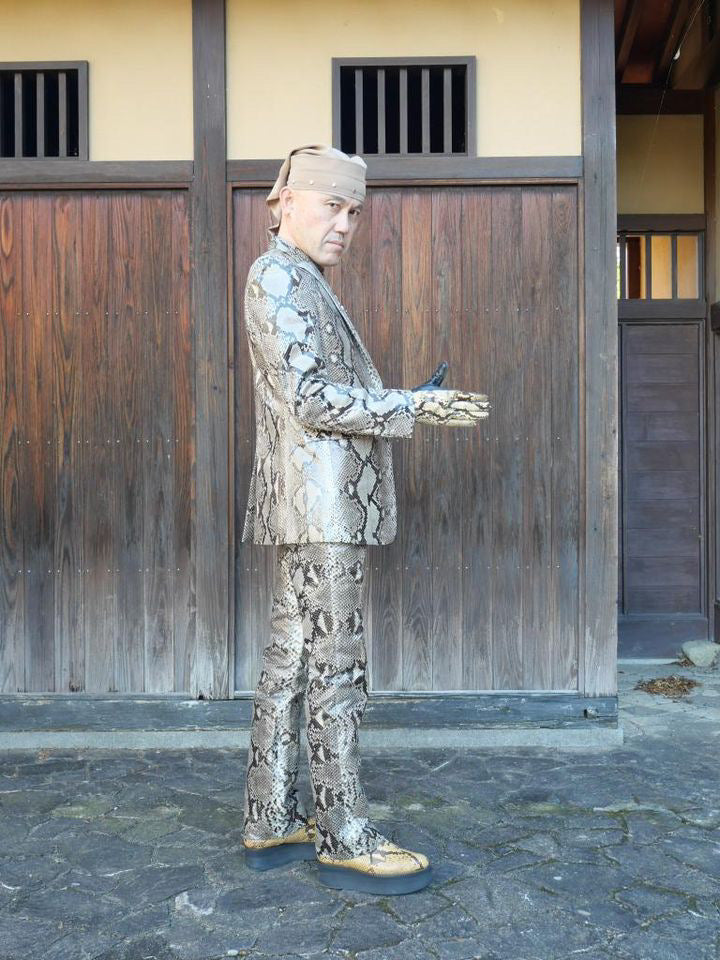 パイソン柄リアルヘビ革スーツ　ナチュラル